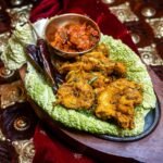 Petto di pollo marinato con spezie con salsa speziata